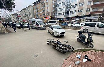 Boyabat'ta otomobille çarpışan motosikletin sürücüsü yaralandı