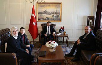 Düzce Valisi Atay, Bursa'dan depremzedelere harçlığını gönderen öğrenciyi kabul etti