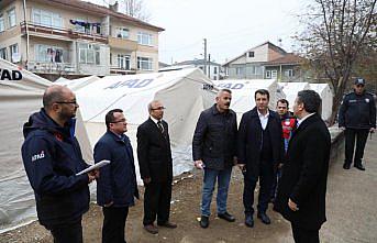 Düzce Valisi Atay, çadırlarda kalan depremzedeleri ziyaret etti