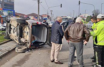 Düzce'de hafif ticari araç ile otomobilin çarpıştığı kazada 4 kişi yaralandı