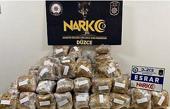 Düzce'de kargo aracındaki valizlerde 65 kilogram esrar ele geçirildi