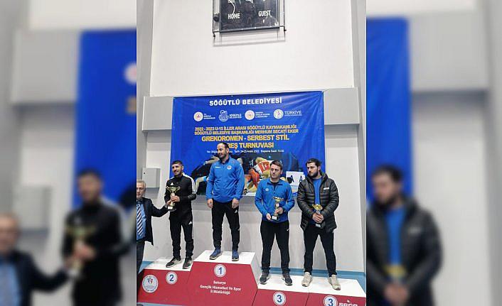 Düzceli güreşçiler Sakarya'daki turnuvada takım halinde üçüncü oldu