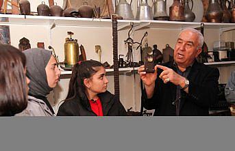 Emekli öğretmen müzeye çevirdiği evinde gençleri geçmişle buluşturuyor