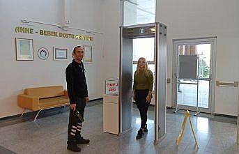 Giresun'da hastanenin giriş kapısına metal dedektör kuruldu