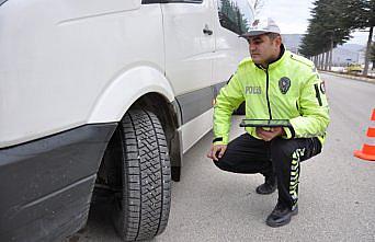 Gümüşhacıköy’de ''zorunlu kış lastiği'' denetimi yapıldı