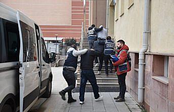 GÜNCELLEME - Polis olduğunu söyleyen dolandırıcı, bir çifti 700 bin lira dolandırdı