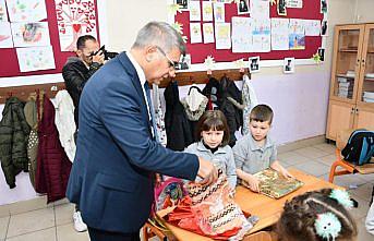 Karabük'te öğrencilere kışlık kıyafet yardımı