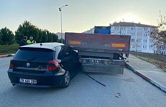 Karabük'te park halindeki tıra çarpan otomobildeki 2 kişi yaralandı