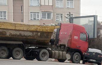 Karabük'te tır ile çarpışan otomobildeki 2 kişi yaralandı