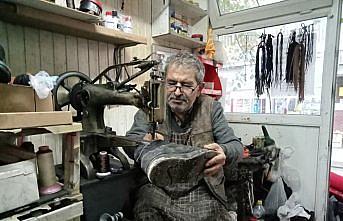 Konteynerden bozma kulübede ekmeğini ayakkabı tamir ederek çıkarıyor