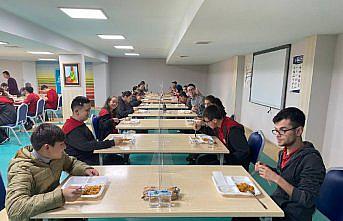 Meslek lisesi mutfağında kazanlar öğrenciler için kaynıyor