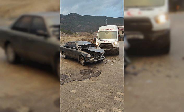 Mudurnu'da minibüsle çarpışan otomobildeki 2 kişi yaralandı