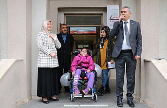 Öğretmen, öğrenci ve veliler serebral palsi hastası İlayda'ya tekerlekli sandalye aldı