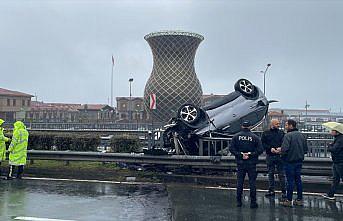 Rize'de kaza yapan otomobil viyadükte asılı kaldı