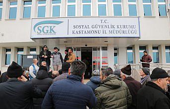 Samsun, Kastamonu ve Tokat'ta EYT'li vatandaşlar SGK önünde yoğunluk oluşturdu