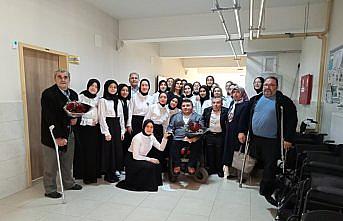 Samsun'da öğretmen ve öğrencilerin aldığı tekerlekli sandalyeler engellilere dağıtıldı