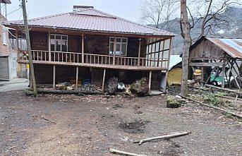 Samsun'da yamaçtan kopan kaya parçaları evlerin bahçesine düştü