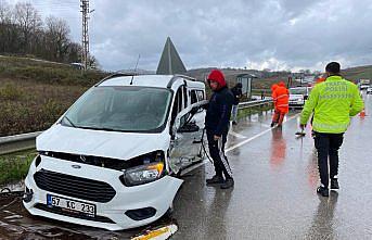 Sinop'ta kamyonetle otomobilin çarpıştığı kazada 3 kişi yaralandı