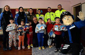 Sinop'ta, polislik mesleği köy çocuklarına “kanka“ maskotu ile tanıtılıyor