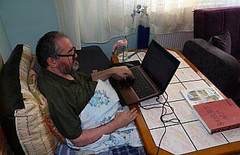 Tek parmağıyla tuşlara dokunup kitap yazıyor