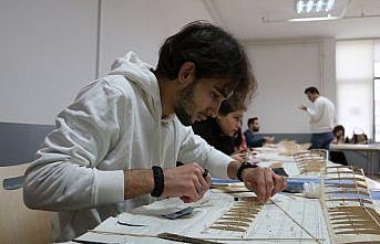 Üniversite öğrencilerine model uçak eğitmenliği kursu veriliyor