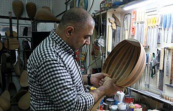 Üniversitede akademisyen atölyede enstrüman ustası