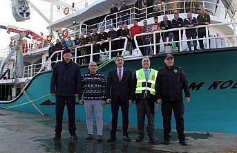 Vali Karaömeroğlu'ndan yangın çıkan gemideki mürettebatı kurtaran balıkçılara ziyaret