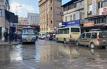 Zonguldak'ta içme suyu iletim hattına verilen zarar nedeniyle iş yerlerini su bastı