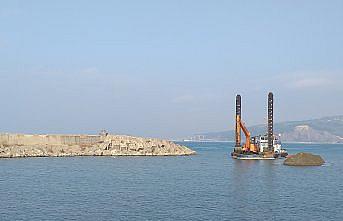 Alaplı Balıkçı Barınağı'nda dip kumları temizleniyor