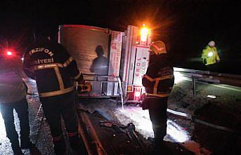 Amasya'da devrilen tırın sürücüsü yaralandı