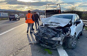 Anadolu Otoyolu'nda devrilen otomobilde biri ağır 3 kişi yaralandı