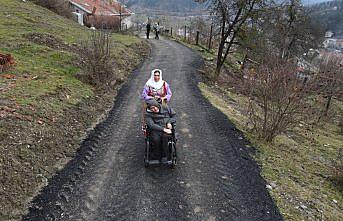 Annesinin sırtında seyir terasına taşıdığı Mehmet, akülü tekerlekli sandalyesine kavuştu