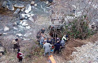 Artvin'de otomobilin dereye yuvarlandığı kazada 3 kişi yaralandı