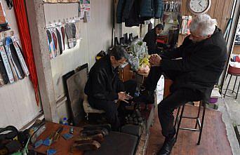Babasından öğrendiği ayakkabı boyacılığını 64 yıldır sürdürüyor