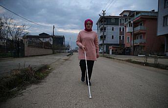 Beyaz bastonu “gören gözü“ oldu