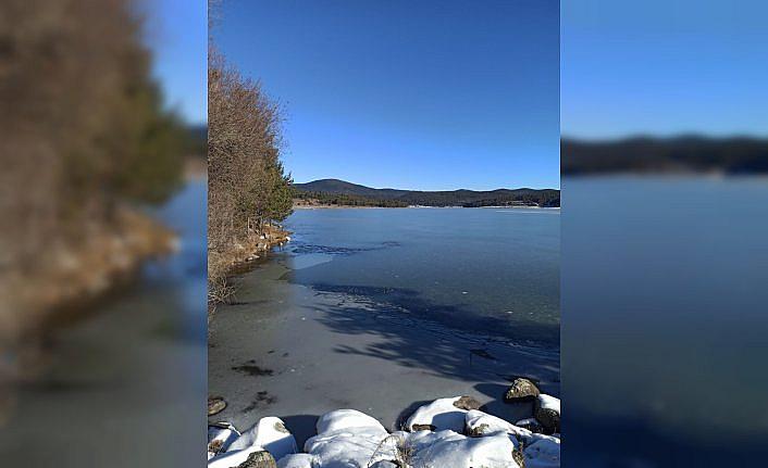Bolu'da Aladağ Göleti'nin yüzeyi buz tuttu