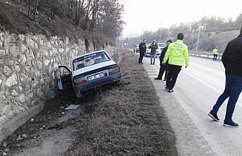 Boyabat'ta otomobilin istinat duvarına çarptığı kazada bir kişi yaralandı