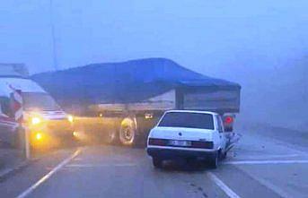 Boyabat'ta traktöre çarpan otomobilin sürücüsü yaralandı