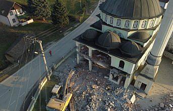 Düzce'de depremde hasar gören konutlar yıkılmaya devam ediyor