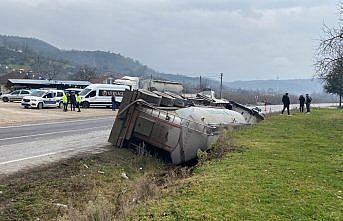 Düzce'de devrilen çimento yüklü tankerin sürücüsü yaralandı