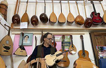 El emeğiyle yaptığı enstrümanları 34 yıldır müzik tutkunlarına ulaştırıyor