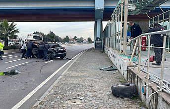 Samsun'da otomobilin çarptığı tramvay durağında hasar oluştu