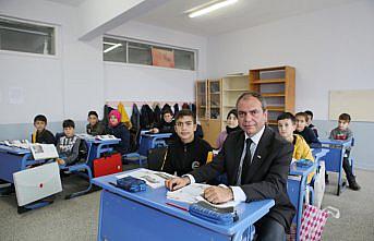 İlköğretim ve liseyi okuduğu okulda müdürlük yapıyor