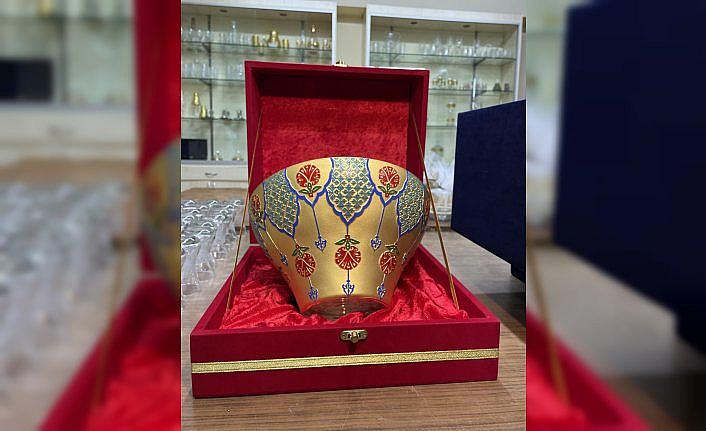 İnce belli çay bardakları kadınların elinde altın boyayla süsleniyor