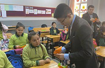 Japonya'da yaşayan Türk öğrenci Zonguldak'ta çocuklarla origami yaptı
