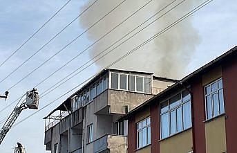 Karabük'te 4 katlı binanın çatısında çıkan yangın söndürüldü