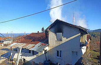 Karabük'te iki katlı evde çıkan yangın hasara yol açtı