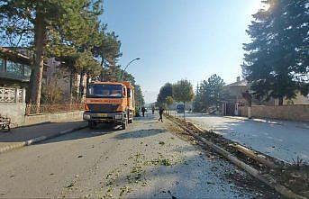 Karabük'te refüjdeki ağaçlara çarpan dolmuştaki yolcu yaralandı