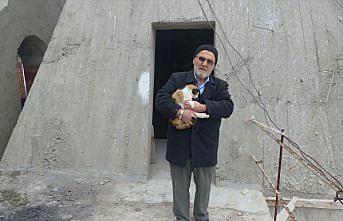 Minarede mahsur kalan kediyi din görevlisi kurtardı