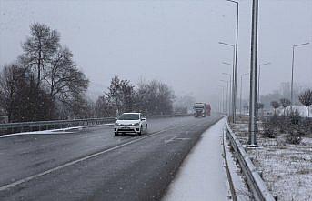 Samsun-Ankara kara yolunun Çorum kesiminde kar ulaşımı güçleştirdi
